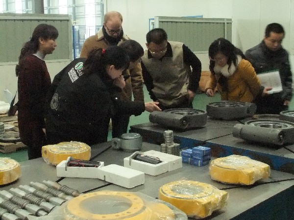 阿聯(lián)酋外商參觀世必愛軸承生產(chǎn)并進行業(yè)務(wù)洽談